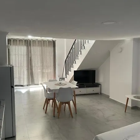 Kris * Golem (Tirana)